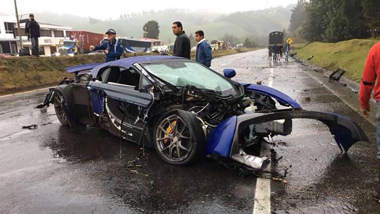 Τρία αυτοκίνητα υψηλών επιδόσεων τρακάρουν σε αυτοκινητόδρομο